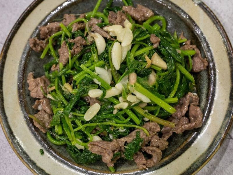 Dù tốt cho sức khỏe, các chuyên gia khuyến nghị không nên nấu rau cải quá kỹ để tránh làm mất vitamin tan trong nước. Việc thay đổi linh hoạt các loại cải trong tuần sẽ giúp bổ sung đa dạng dưỡng chất và tăng hiệu quả bảo vệ gan. Ảnh minh họa