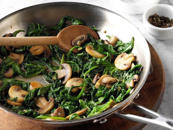 Khi chế biến, kết hợp thêm gừng, tỏi hoặc một chút dầu ô liu cũng giúp cơ thể hấp thu vitamin tốt hơn. Riêng người mắc bệnh tuyến giáp nên ăn lượng vừa phải và nấu chín kỹ vì nhóm rau họ cải có chứa goitrogen – chất có thể ảnh hưởng đến chức năng tuyến giáp nếu dùng quá nhiều. Ảnh minh họa