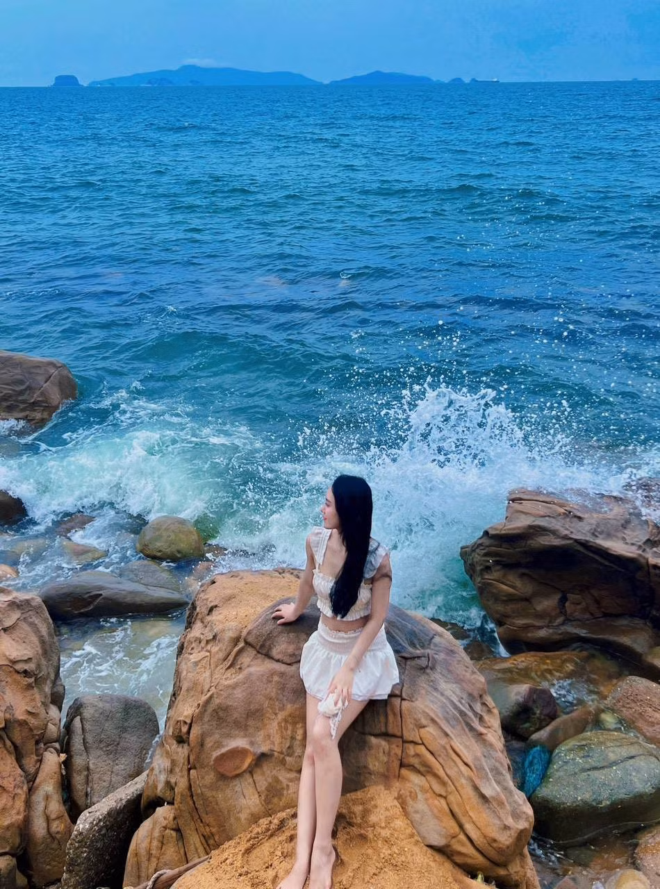 Tuy nhiên, nếu du khách muốn tránh sự đông đúc, hãy ghé thăm vào mùa xuân hoặc mùa thu, khi thời tiết dễ chịu và không gian trở nên yên tĩnh hơn. Những lúc này, Bãi Đông không chỉ đẹp mà còn mang đến sự thư giãn tuyệt vời cho du khách. Ảnh Thanh Thanh