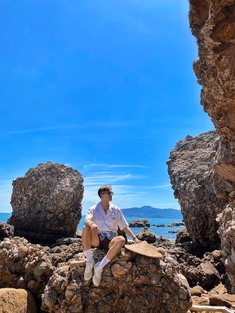 Để đến Bãi Đông, du khách có thể xuất phát từ thành phố Thanh Hóa theo quốc lộ 1A, tiếp tục rẽ vào các tuyến đường nhỏ dẫn tới Tĩnh Gia và sau đó đến Bãi Đông. Mặc dù đường đi không quá thuận tiện, nhưng chính sự xa xôi này lại khiến cho nơi đây ít bị tác động bởi lượng khách du lịch quá đông, giữ được vẻ đẹp tự nhiên. Ảnh Quý Doanh