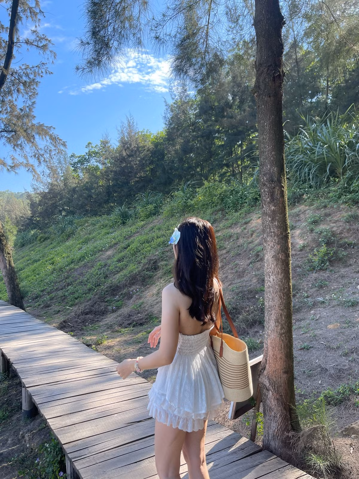 Du khách khi đến Bãi Đông cần lưu ý chuẩn bị đầy đủ đồ dùng cá nhân vì khu vực này vẫn chưa phát triển mạnh về các dịch vụ tiện ích. Đồng thời, do Bãi Đông có những đoạn sóng lớn, du khách nên tắm ở những khu vực an toàn. Bảo vệ môi trường là điều vô cùng quan trọng để giữ cho Bãi Đông luôn trong tình trạng hoang sơ, sạch đẹp. Ảnh Thanh Thanh