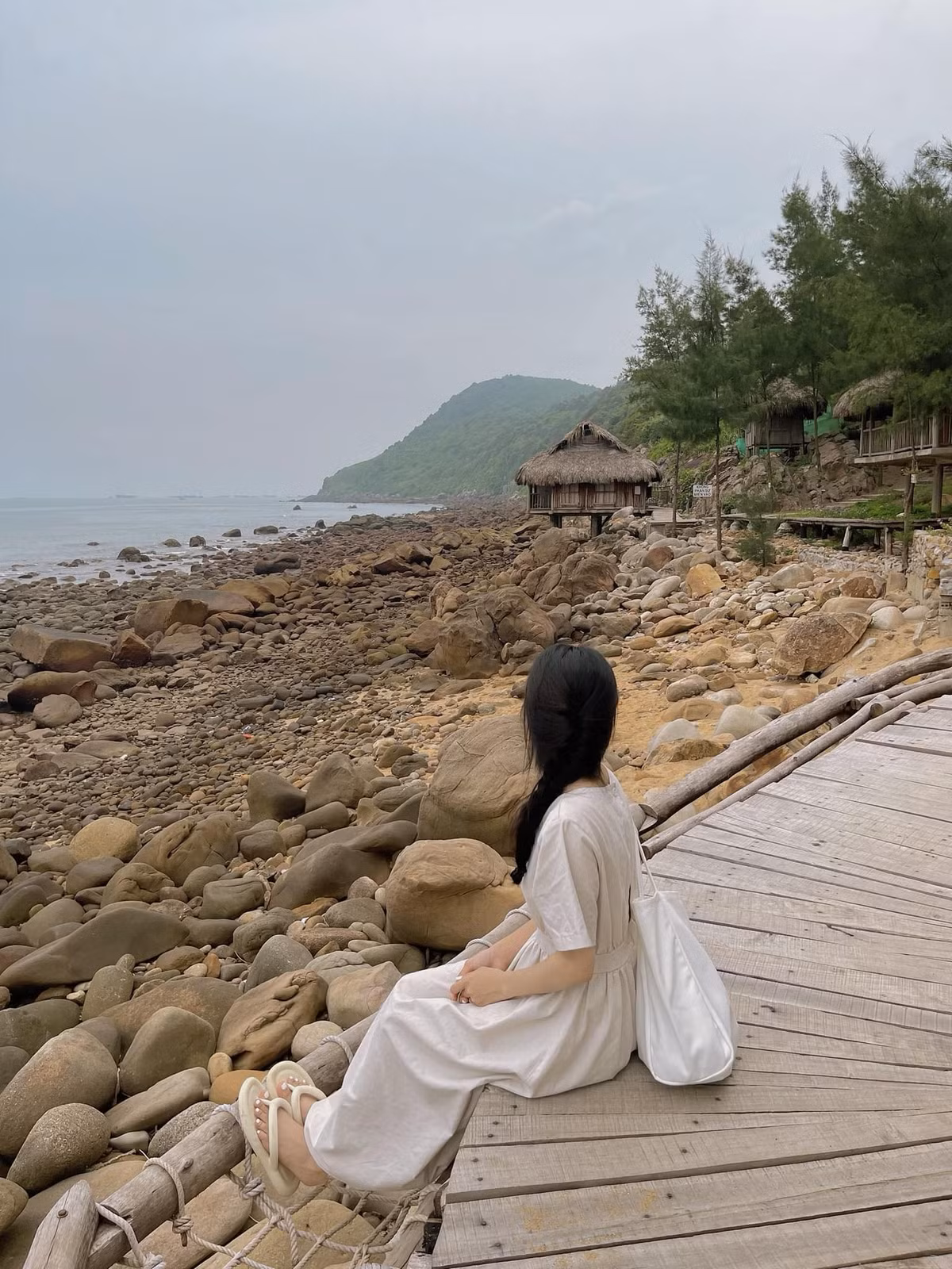 Mặc dù chưa có nhiều khu nghỉ dưỡng lớn, nhưng Bãi Đông cũng có một số nhà nghỉ và homestay gần biển, mang đến không gian thoải mái và gần gũi với thiên nhiên. Đây là nơi lý tưởng để du khách nghỉ ngơi sau một ngày khám phá và thưởng thức vẻ đẹp của biển cả.