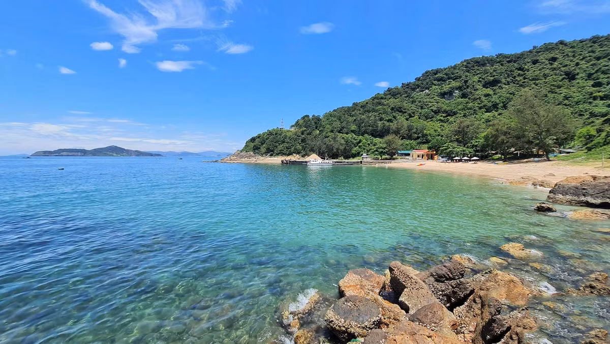 Nằm cách trung tâm thành phố Thanh Hóa khoảng 30 km về phía Đông Nam, Bãi Đông là bãi biển chưa bị thương mại hóa quá mức, giữ nguyên vẹn nét hoang sơ và quyến rũ của mình. Ảnh Traveloka
