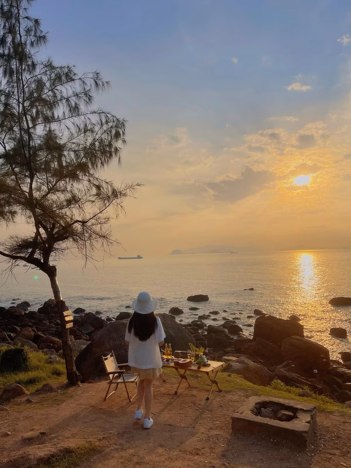 Mùa hè là thời gian lý tưởng để tắm biển và tham gia các hoạt động ngoài trời tại Bãi Đông. Ảnh Anh Thứ