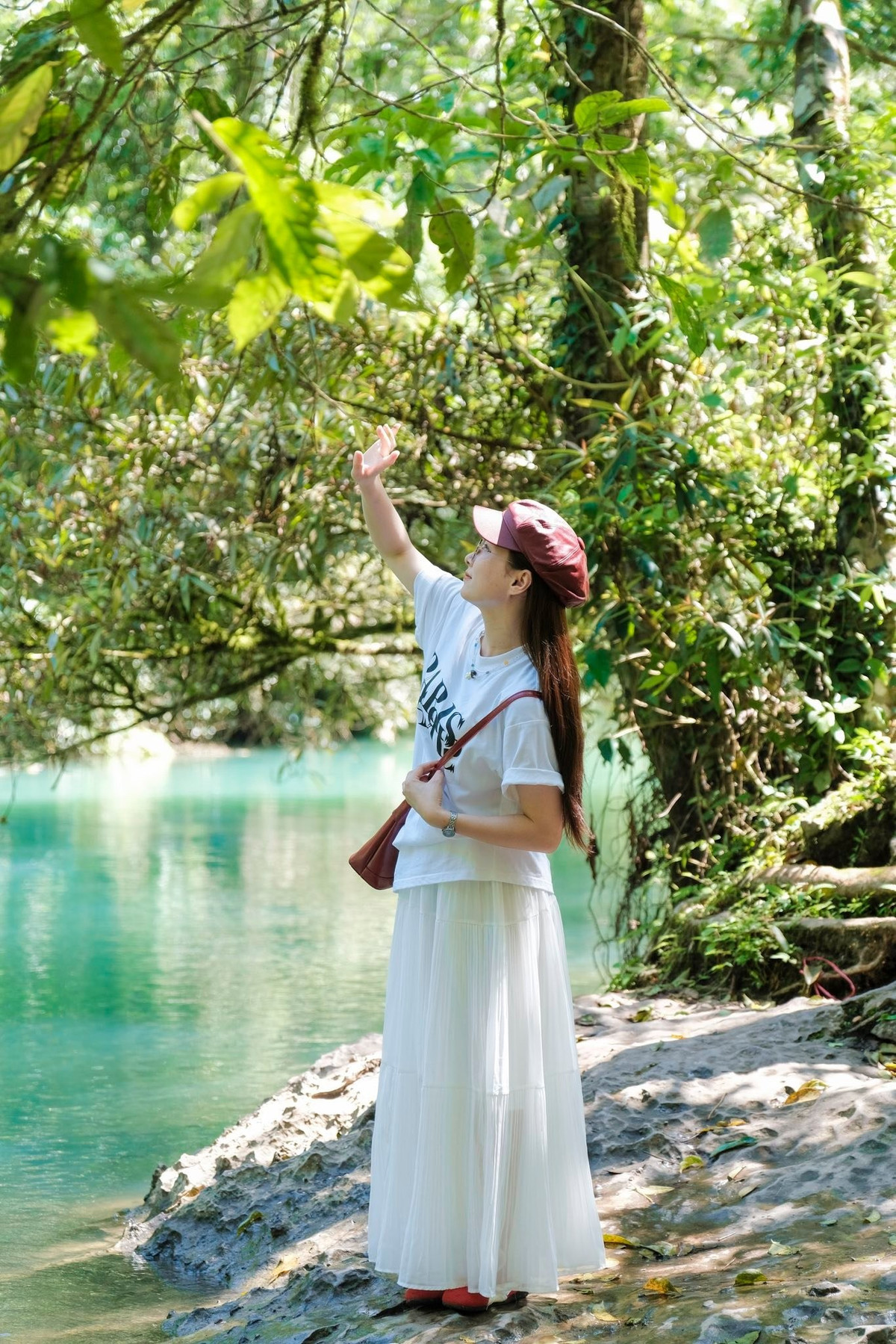 Khi đến tham quan, du khách nên lựa chọn trang phục thoải mái, thuận tiện cho việc đi bộ và leo núi nhẹ. Việc tuân thủ quy định bảo tồn, giữ gìn vệ sinh cảnh quan, đặc biệt là không xả rác xuống suối, cũng là điều cần lưu ý. Nếu muốn tìm hiểu sâu hơn về lịch sử Pác Bó, du khách có thể đi cùng hướng dẫn viên để được nghe những câu chuyện chi tiết, hấp dẫn về từng địa điểm. Ảnh Trần Thị Hà