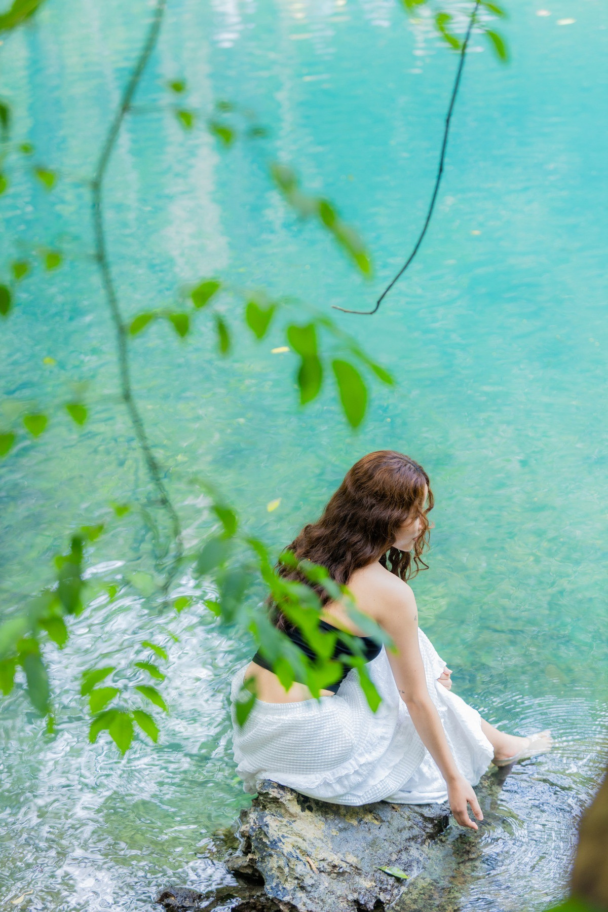 Cách trung tâm thành phố Cao Bằng khoảng 50 km, Suối Lê Nin hiện ra trong sự ngỡ ngàng của nhiều người với dòng nước xanh trong, len lỏi qua núi đá vôi và rừng già bạt ngàn. Ảnh Phương Thanh