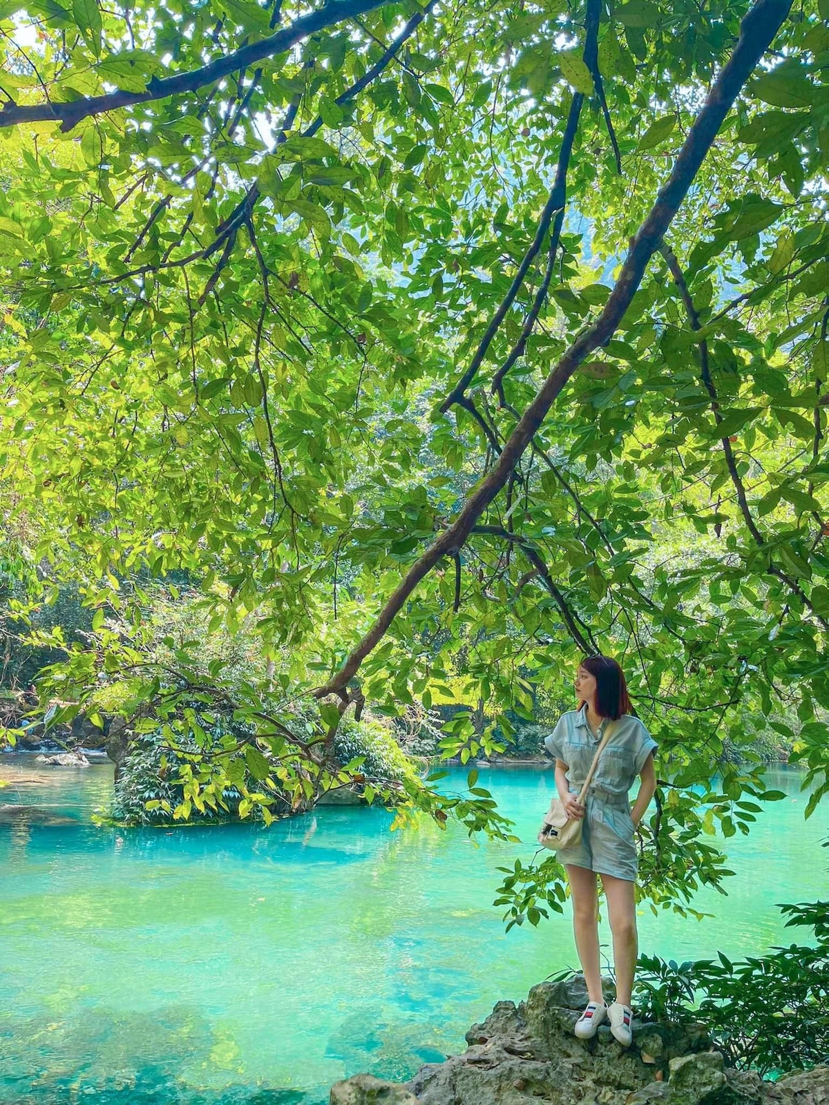 Từ xa nhìn lại, con suối tựa dải lụa ngọc uốn mình giữa thung lũng, phản chiếu bóng cây, mây trời, tạo nên một bức tranh sơn thủy hữu tình. Ảnh Diệp Chi