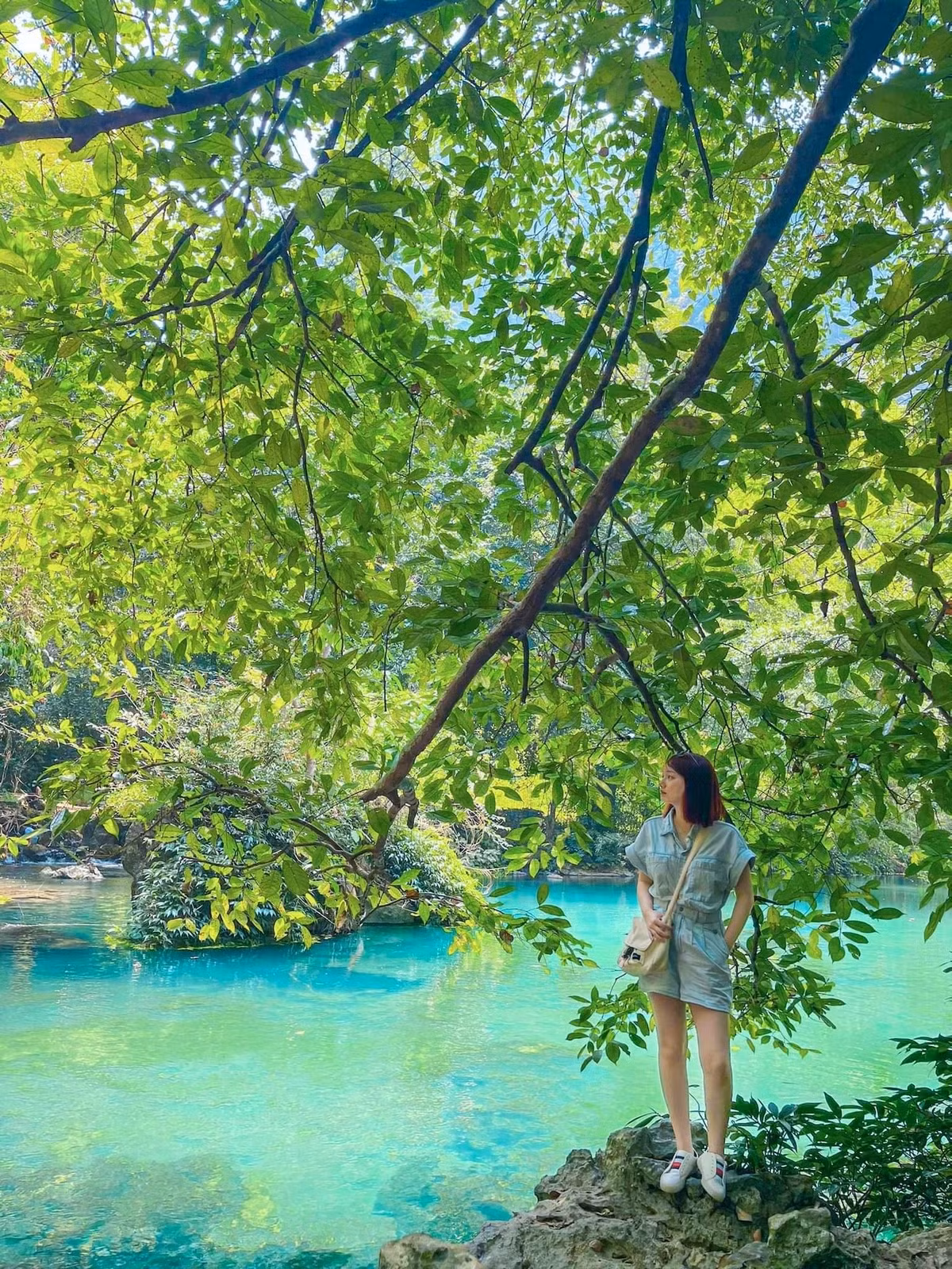 Từ xa nhìn lại, con suối tựa dải lụa ngọc uốn mình giữa thung lũng, phản chiếu bóng cây, mây trời, tạo nên một bức tranh sơn thủy hữu tình. Ảnh Diệp Chi