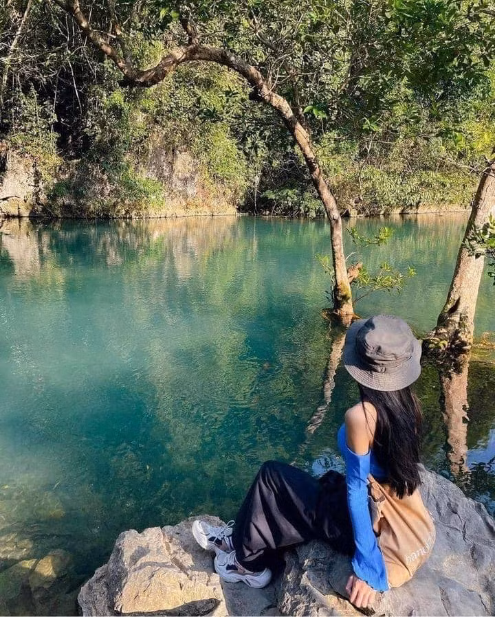 Dòng suối nổi bật với làn nước xanh ngọc bích trong vắt quanh năm, vừa mang vẻ đẹp nên thơ, vừa gắn liền với dấu mốc lịch sử thiêng liêng khi Chủ tịch Hồ Chí Minh trở về Tổ quốc sau hành trình tìm đường cứu nước. Ảnh Xuân Hạnh