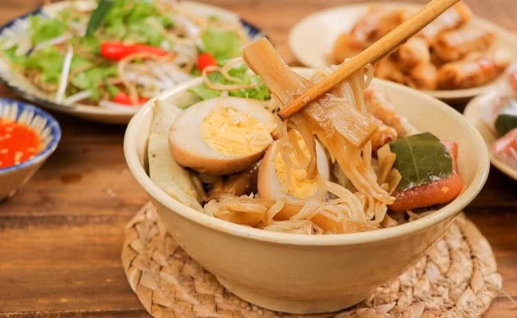 Để làm nên bát bún chuẩn vị, người nấu phải chọn cua đồng tươi, rửa sạch rồi giã nhuyễn, lọc lấy nước và ủ kín trong khoảng 1 ngày đêm. Đây là công đoạn quan trọng nhất, quyết định hương vị món ăn. Nếu ủ chưa đủ, nước cua sẽ nhạt và thiếu mùi; còn nếu ủ quá lâu, mùi lại gắt, át mất vị ngọt tự nhiên. Ảnh luhanhvietam