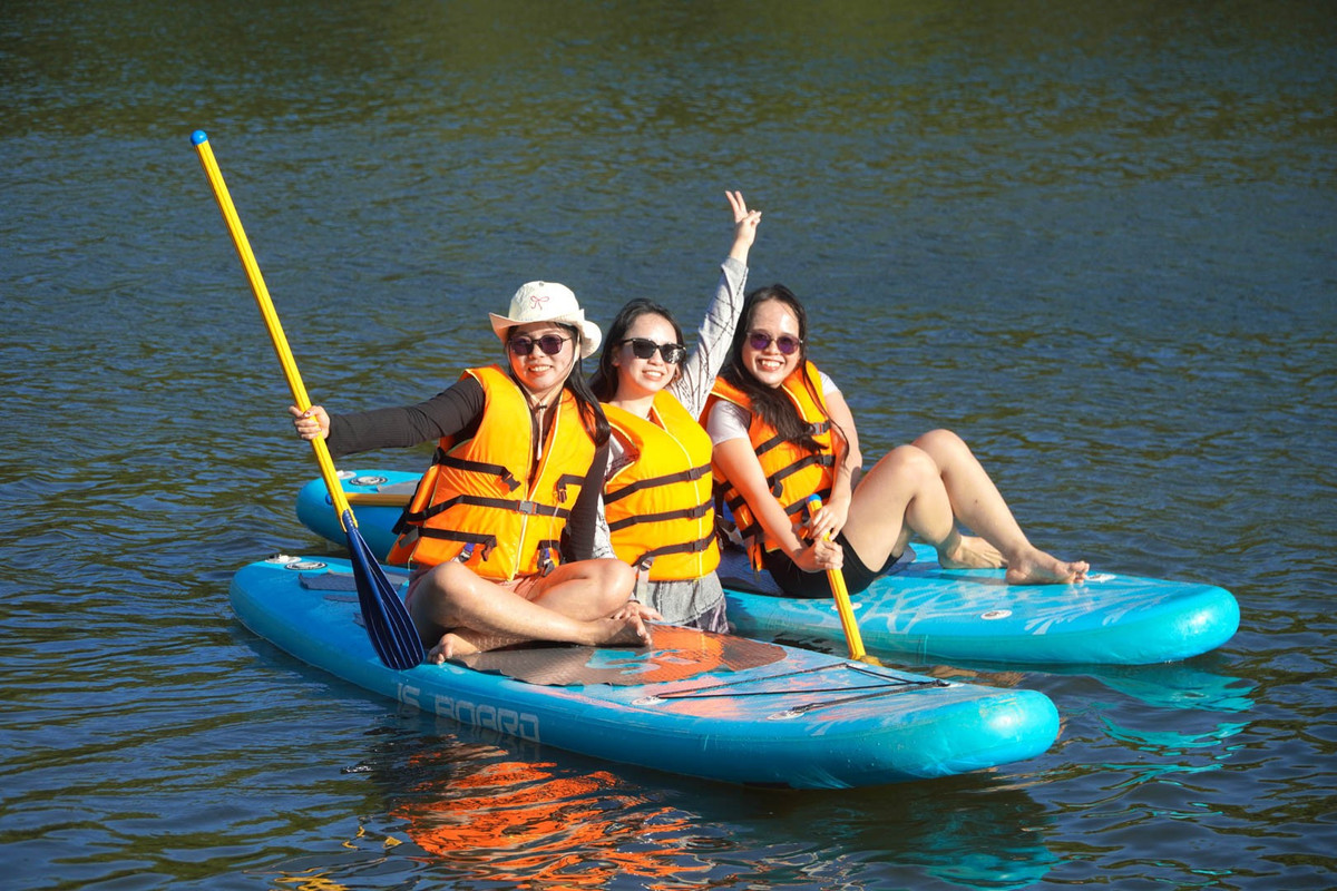 Bên cạnh nghỉ ngơi, Hồ Cốc cũng mang đến nhiều hoạt động ngoài trời thú vị như đạp xe dọc bờ biển, chèo SUP, chụp ảnh check-in với thiên nhiên hoang sơ hay đơn giản là ngồi ngắm bình minh, hoàng hôn trên biển. Ảnh Vivu24h Hồ Cốc