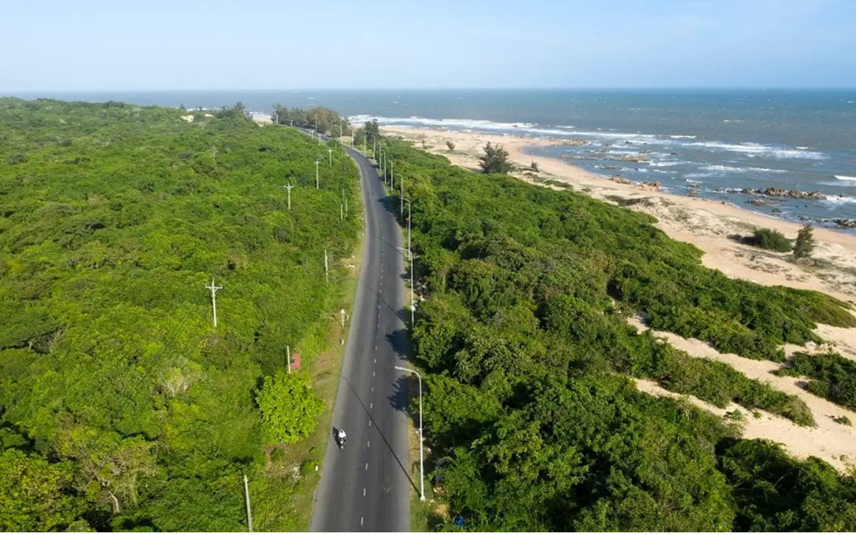 Nếu yêu thích không khí biển dịp Tết Nguyên đán nhưng e ngại cảnh chen chúc quen thuộc ở Vũng Tàu, du khách có thể đổi gió với bãi biển Hồ Cốc, điểm đến từng được vinh danh trong danh sách 12 thiên đường giá rẻ bất ngờ trên thế giới. Ảnh Zoomtravel