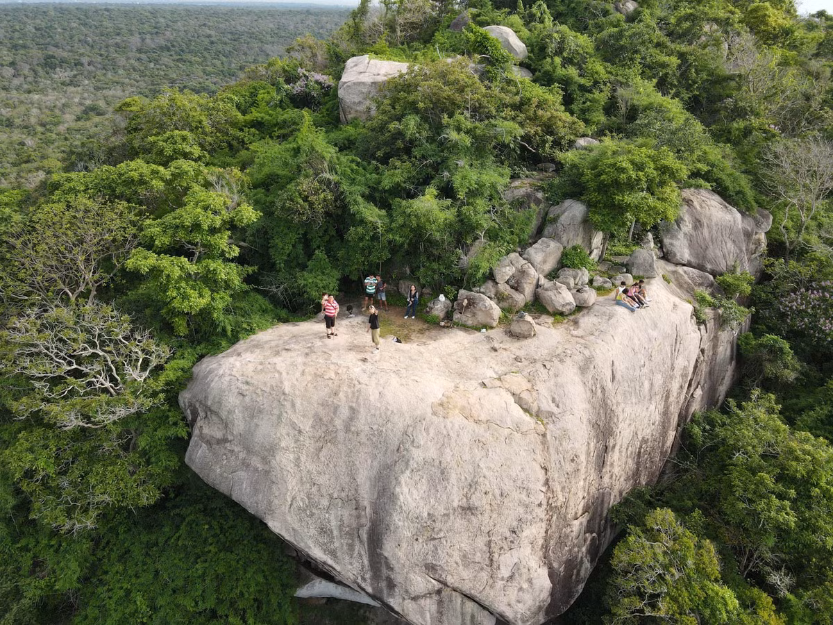 Nước biển trong xanh, bờ cát sạch, điểm xuyết những tảng đá tự nhiên mang nhiều hình thù độc đáo. Bãi tắm rộng, độ dốc thoai thoải, phù hợp để nghỉ dưỡng, dạo biển hoặc vui chơi nhẹ nhàng cùng gia đình. Ảnh Trần Ngọc Tuân