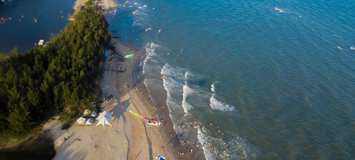 Hồ Cốc là một bãi biển nhỏ nằm trên địa bàn huyện Xuyên Mộc (Bà Rịa – Vũng Tàu cũ), cách khu dân cư khá xa. Chính điều này tạo nên nét đặc trưng hiếm có, không gian yên tĩnh, nguyên sơ, gần như chưa bị tác động nhiều bởi du lịch đại trà. Ảnh Vivu24h Hồ Cốc