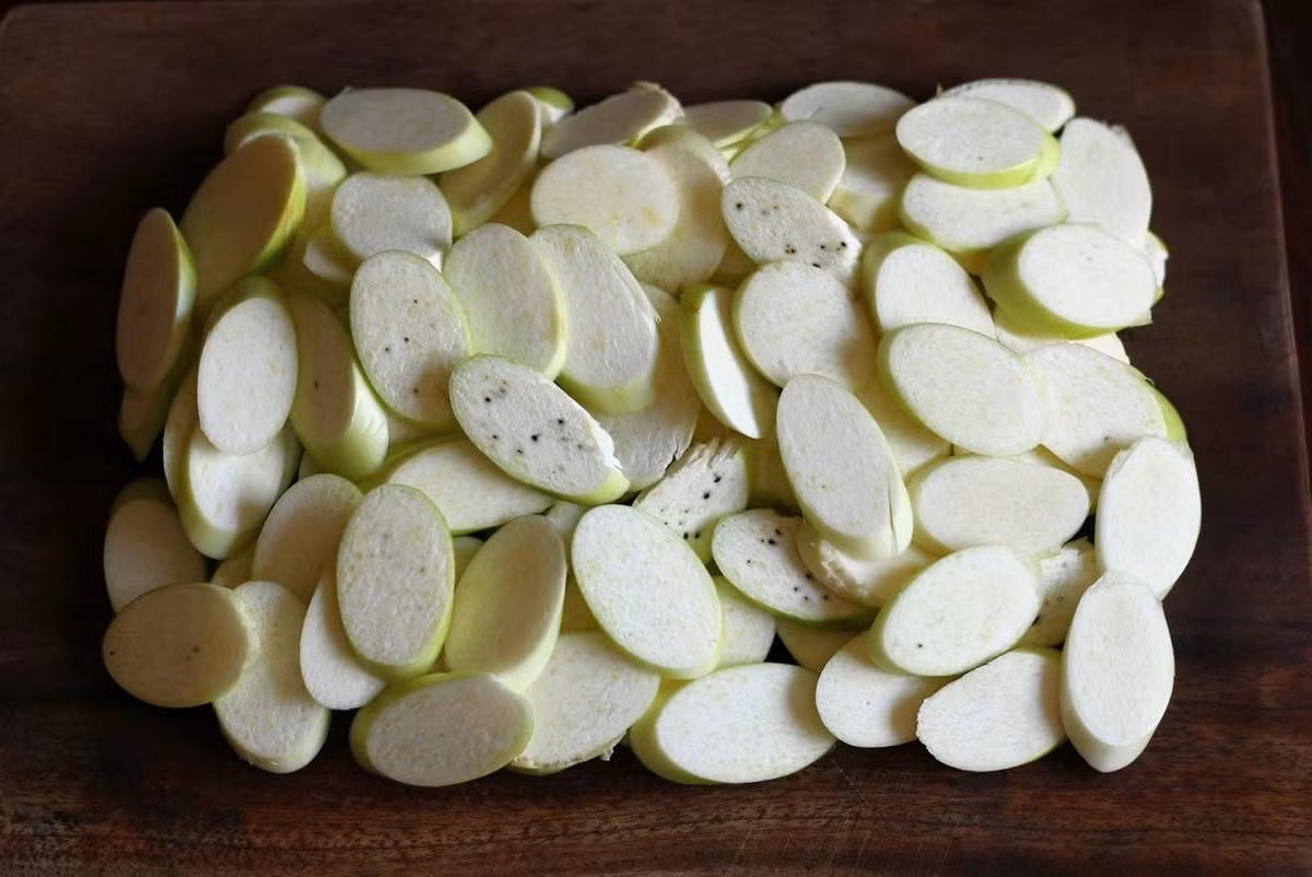 Niễng sau khi bóc vỏ được rửa sạch, thái lát mỏng. Ảnh minh họa