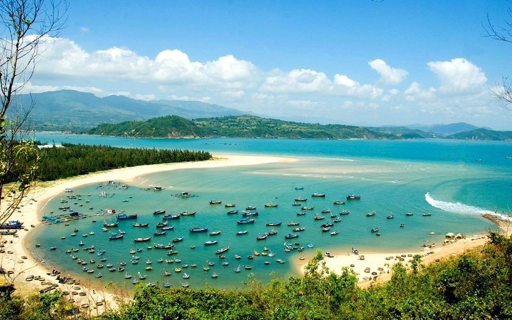 Theo khảo sát của Booking.com với 1.000 du khách Việt Nam, gần như toàn bộ người được hỏi đều bày tỏ mong muốn đưa ra những quyết định du lịch có trách nhiệm hơn. Đáng chú ý, phần lớn đã chủ động thay đổi thói quen di chuyển, lưu trú và tiêu dùng trong chuyến đi nhằm giảm tác động tiêu cực đến thiên nhiên. Ảnh Baovanhoa