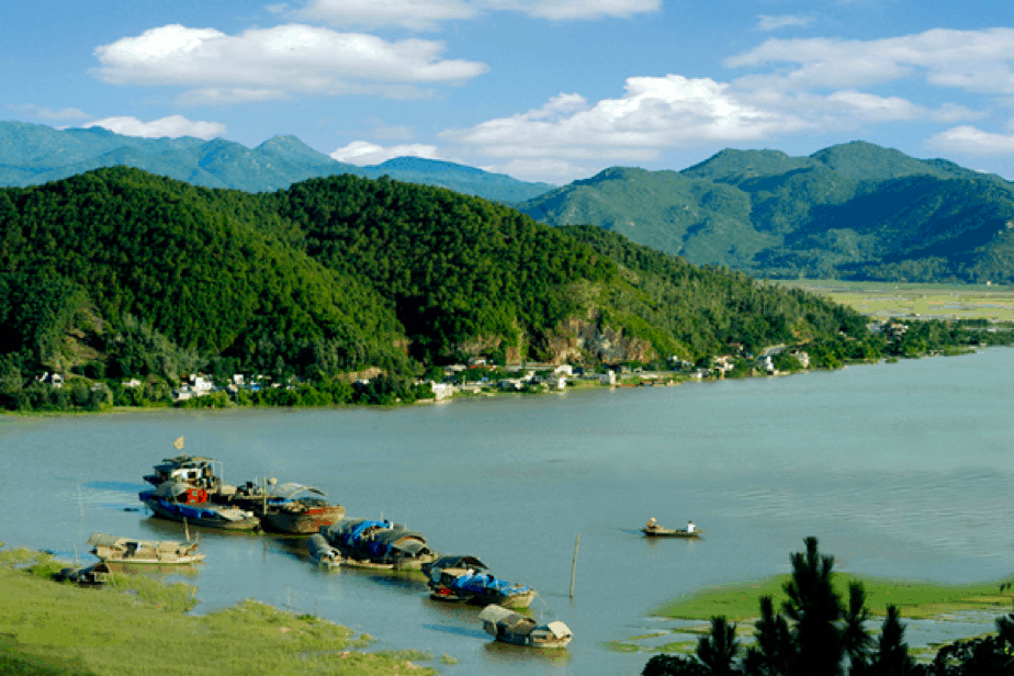 Du lịch tại Hà Tĩnh gắn liền với làng quê, di sản và đời sống cộng đồng, từ những con đường làng rợp hoa đến các làng nghề truyền thống và Khu lưu niệm Đại thi hào Nguyễn Du. Song song với đó, nhiều cơ sở lưu trú tại địa phương đang từng bước áp dụng mô hình vận hành thân thiện môi trường, sử dụng năng lượng tái tạo, hạn chế rác thải nhựa, góp phần định hình hình ảnh một điểm đến xanh và có trách nhiệm. Ảnh VnTrip