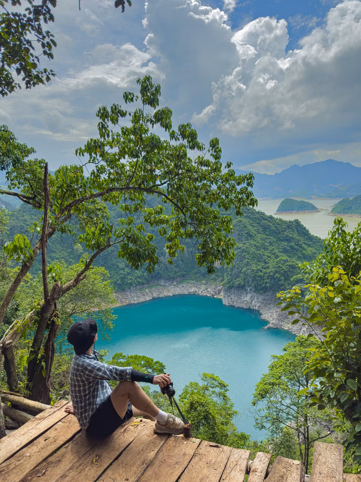 Và rồi khi vượt qua đoạn rừng cuối cùng, Hồ Mắt Ngọc hiện ra – lặng lẽ và đẹp đến ngỡ ngàng. Hồ nước rộng, trong xanh như màu ngọc bích, nằm gọn giữa những dãy núi bao bọc xung quanh. Ảnh Trương Đình Minh