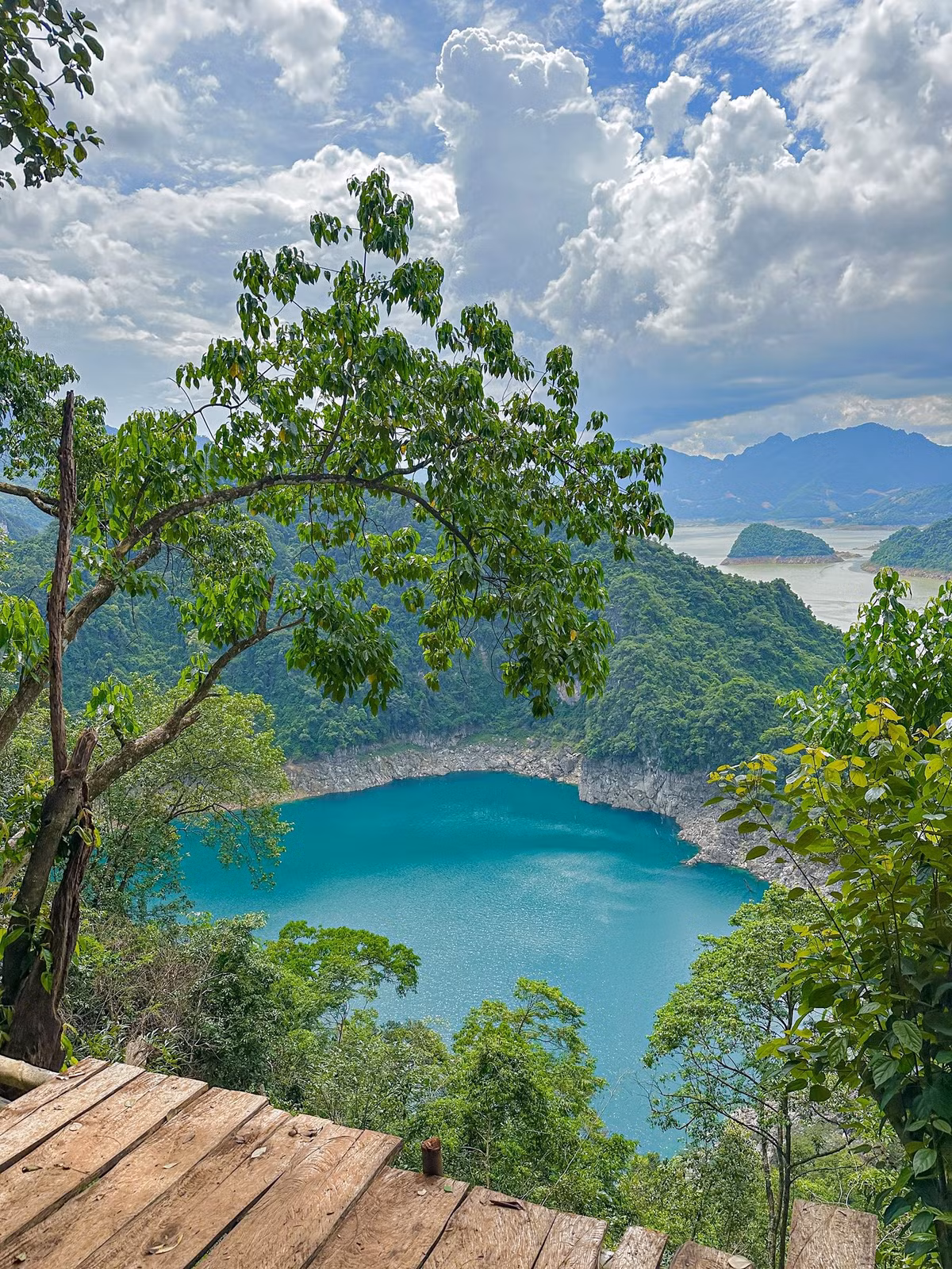 Hành trình đến Hồ Mắt Ngọc không dễ dàng. Từ trung tâm thành phố Hòa Bình, du khách phải di chuyển khoảng 3 tiếng đường bộ để đến xã Tân Pheo. Ảnh Trương Đình Minh