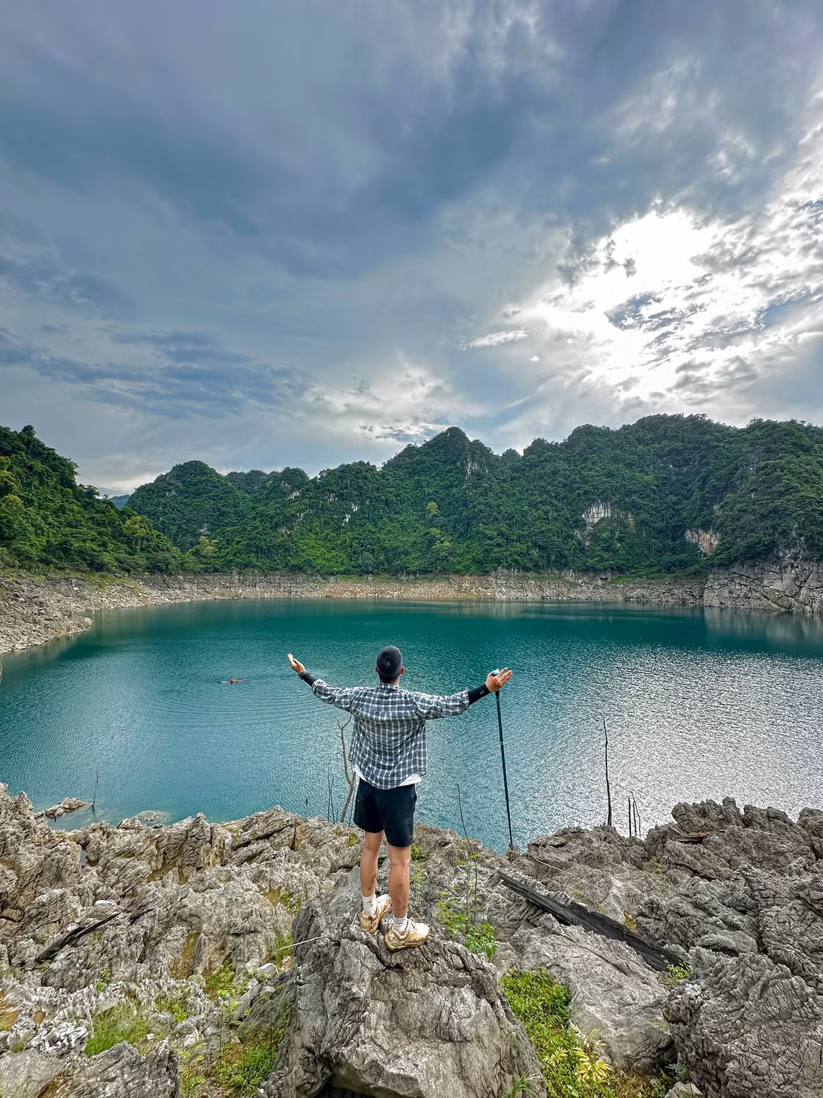 Không giống những điểm du lịch đông đúc, Hồ Mắt Ngọc không dành cho số đông. Đây là nơi dành cho những ai muốn “trốn” khỏi thành phố, rời xa công nghệ, để sống chậm lại, lắng nghe thiên nhiên và… chính mình. Mỗi bước chân đến đây là một hành trình thanh lọc cảm xúc, một trải nghiệm trở về với bản năng tự nhiên – nơi không có gì ngoài rừng, núi, mây và mặt hồ xanh biếc nằm yên giữa tĩnh lặng. Ảnh Trương Đình Minh