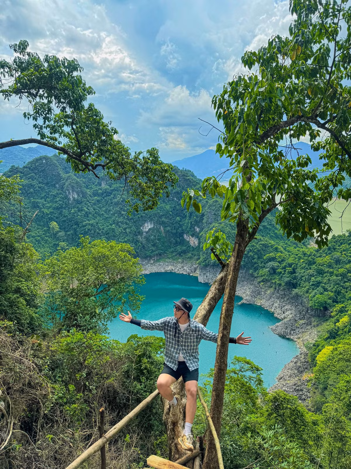 Từ đây, chặng trekking thực sự bắt đầu: khoảng 4–5 tiếng đi bộ xuyên rừng, qua những lối mòn nhỏ, men theo triền dốc, lội suối và băng qua các khu rừng rậm rạp. Không phải cung đường “khó nhằn” như Tà Năng – Phan Dũng, nhưng cũng đủ khiến người đi phải thấm mệt nếu không chuẩn bị kỹ thể lực và hành trang. Ảnh Trương Đình Minh
