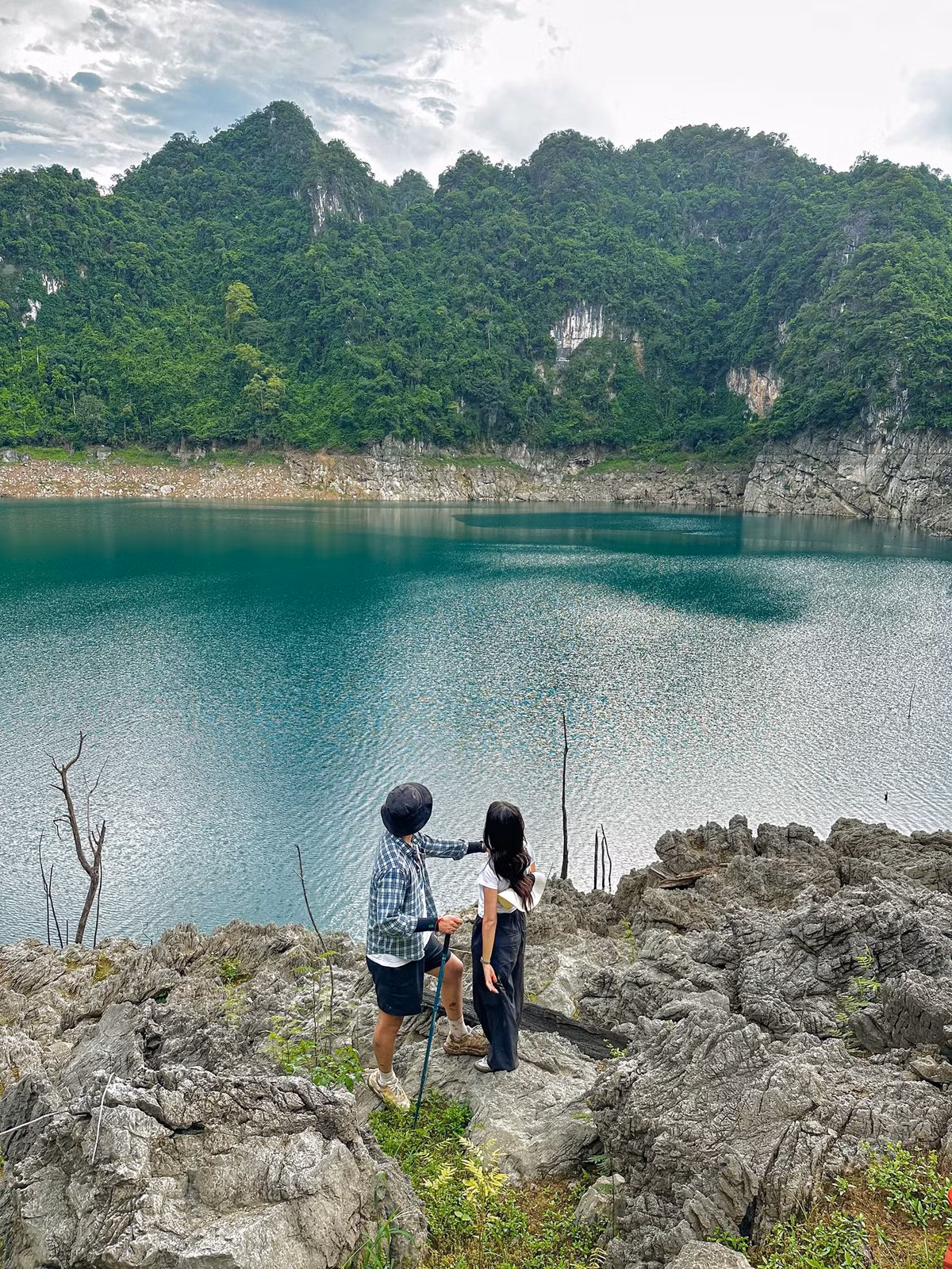 Tuy nhiên, để chuyến đi trọn vẹn và an toàn, người trekking cần chuẩn bị kỹ: mang đủ nước uống, thức ăn, đồ bảo hộ, áo mưa và đặc biệt là đi cùng người bản địa hoặc hướng dẫn viên đã quen đường. Mùa mưa (tháng 7–9) không thích hợp để đi do đường trơn trượt, lối mòn dễ mất dấu. Ảnh Trương Đình Minh