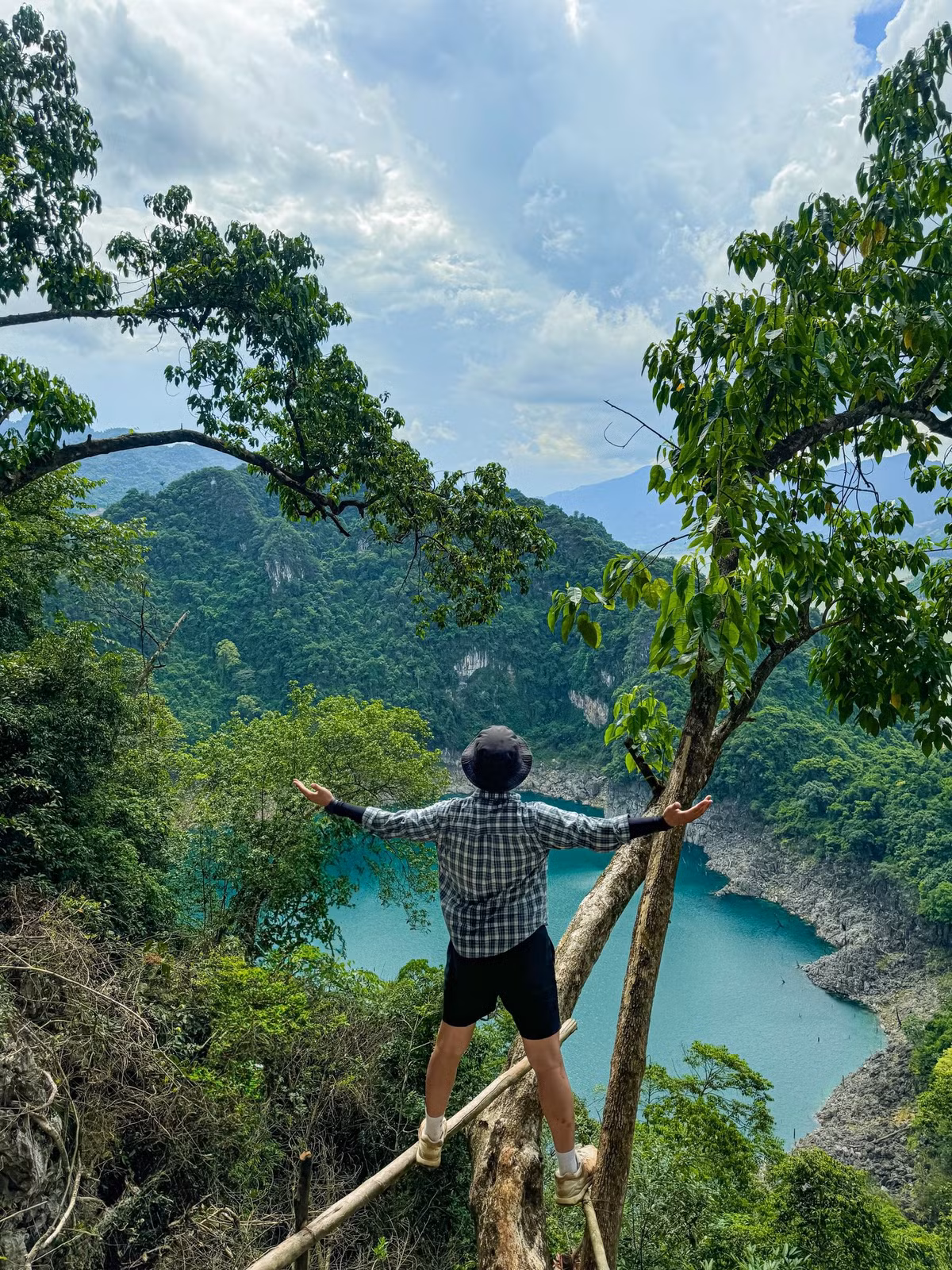 Nơi đây chưa có bất kỳ dịch vụ du lịch nào – không nhà nghỉ, không quán ăn, không sóng điện thoại. Cũng chính vì thế, Hồ Mắt Ngọc giữ nguyên được vẻ đẹp tinh khôi vốn có. Ảnh Trương Đình Minh