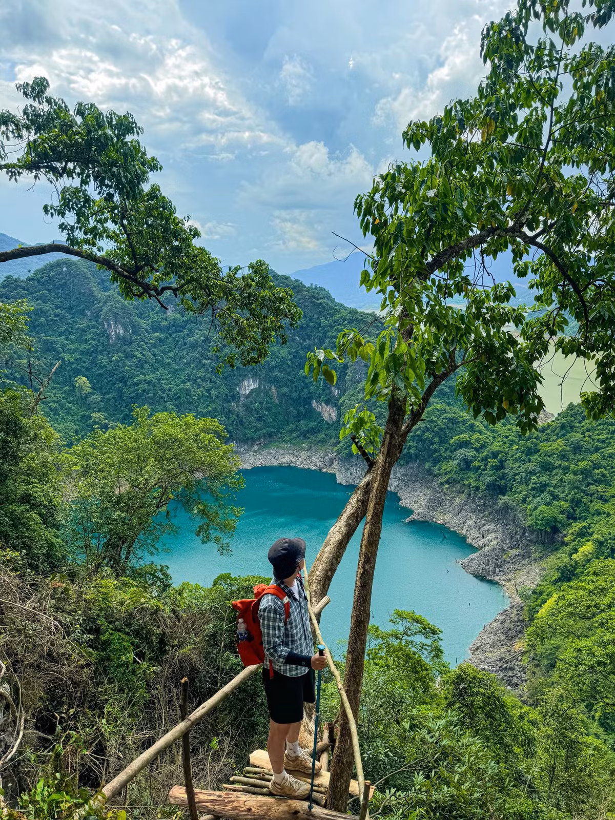 Vào buổi sáng sớm, sương mù nhẹ giăng trên mặt hồ, phản chiếu ánh mặt trời mờ ảo như chốn bồng lai. Đến trưa, nước hồ chuyển sắc lung linh, bầu trời và rừng núi soi bóng tạo thành khung cảnh thơ mộng hiếm thấy. Ảnh Trương Đình Minh