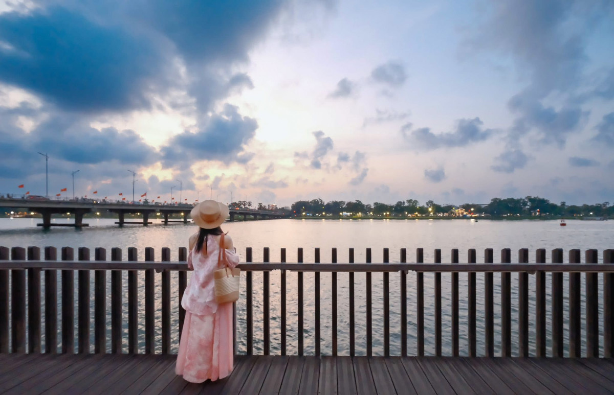 Để chuyến đi tự túc diễn ra thuận lợi, du khách cần chuẩn bị kỹ lưỡng. Quần áo thoải mái, giày thể thao, kem chống nắng, mũ và kính râm là những vật dụng không thể thiếu. Nếu đi mùa mưa, áo mưa và túi chống nước cho điện thoại, máy ảnh cũng rất hữu ích. Nên đặt vé máy bay hoặc tàu sớm để tiết kiệm chi phí và book khách sạn hoặc homestay trước 1-2 tháng, đặc biệt vào mùa cao điểm. Ngân sách tham khảo cho chuyến đi dao động khoảng 3–6 triệu VNĐ/người, đã bao gồm chi phí di chuyển, ăn uống và tham quan.