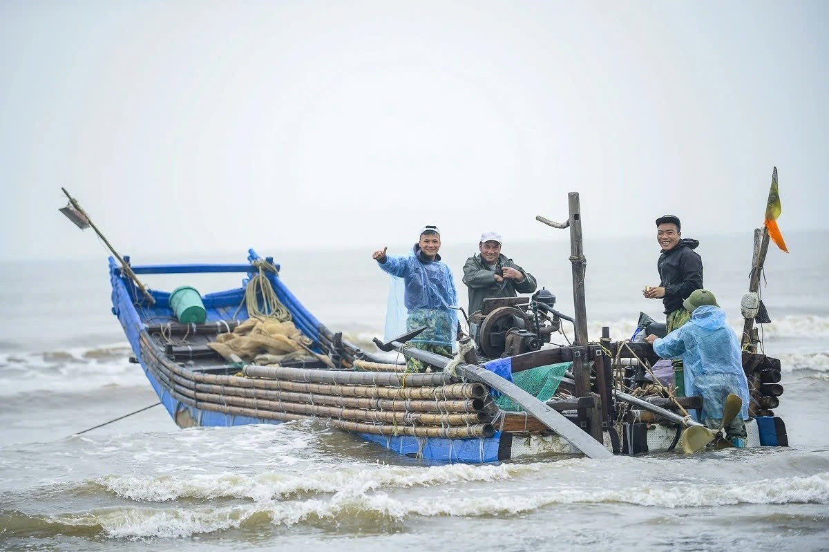 Từ khoảng 4 giờ sáng, nhiều bè mảng của ngư dân phường Nam Sầm Sơn (Thanh Hóa) đã rẽ sóng ra biển. Chỉ cần chèo bè ra cách bờ khoảng 1–2 hải lý, quan sát nơi sứa nổi dày đặc trên mặt nước là có thể dùng lưới vớt lên. Ảnh Báo Thanh Hóa