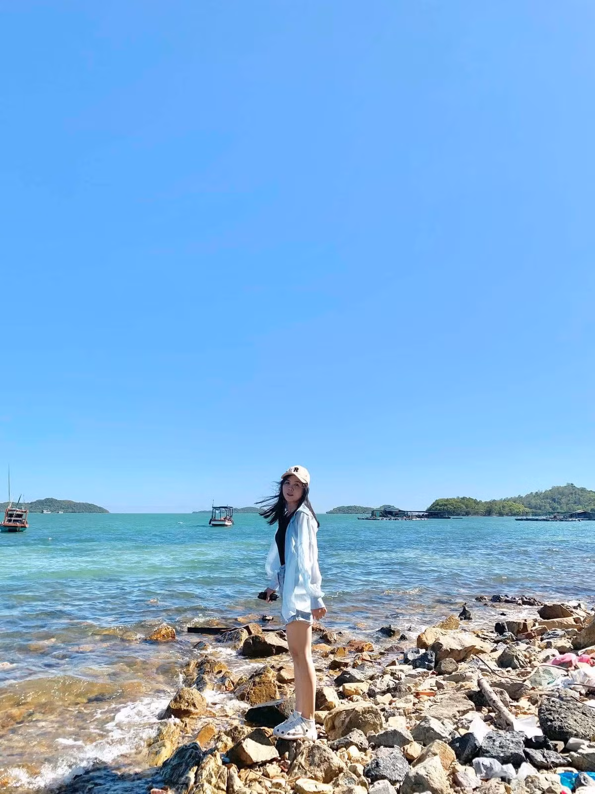 Tuy nhiên, với những ai ưu tiên sự thuận tiện, đặc biệt là đi nhóm bạn hoặc gia đình có người lớn tuổi, việc chọn tour trọn gói từ các công ty lữ hành là lựa chọn hợp lý. Các tour thường bao gồm xe đưa đón, vé tàu, ăn uống và hướng dẫn viên, giúp du khách không phải lo lắng về phương tiện hay lịch trình. Ảnh Hồng Gấm