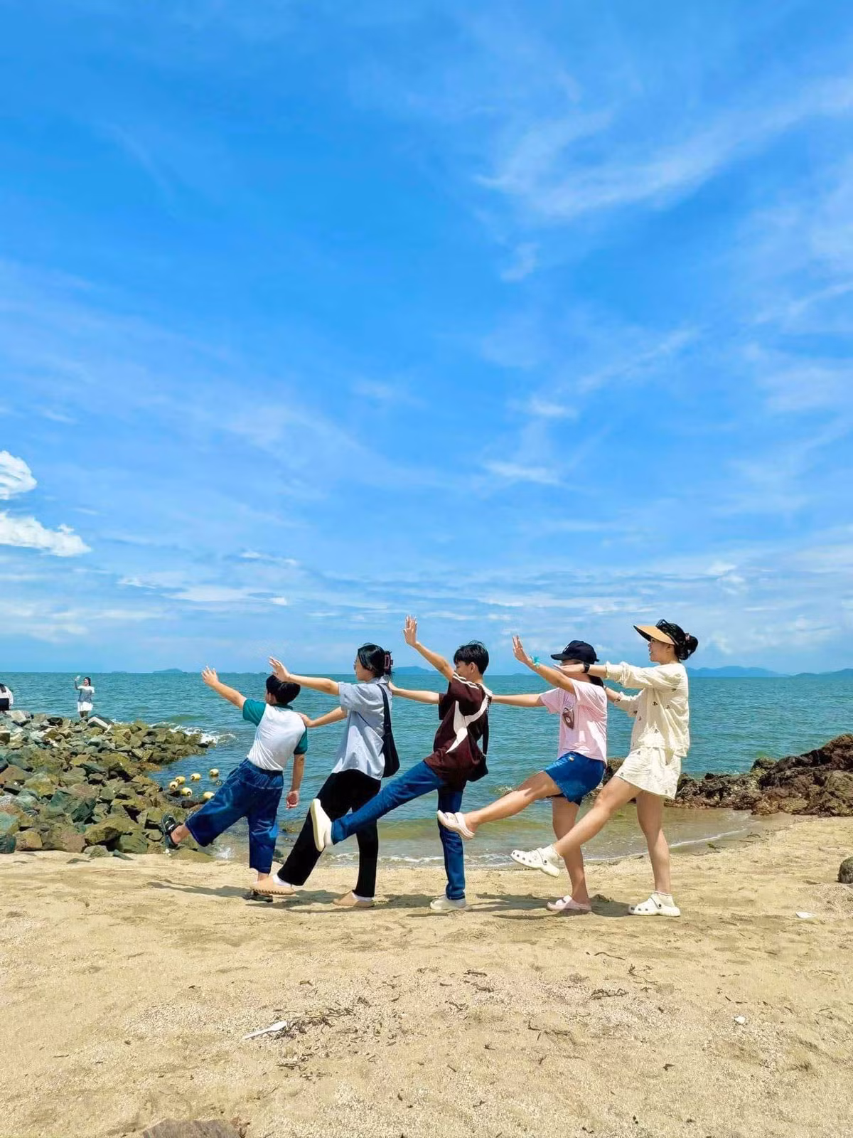 Hiện nay, một số đơn vị như Vietravel, Saigontourist hay các công ty du lịch tại Rạch Giá – Hà Tiên đều có tour đến đảo Hải Tặc trong 2–3 ngày, giá dao động từ 1,8 đến 2,5 triệu đồng/người tùy thời điểm. Ảnh Hồng Gấm