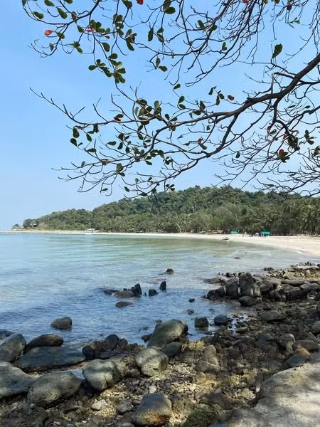 Hiện nay, có nhiều lựa chọn để đến đảo Hải Tặc. Với du khách thích chủ động, khám phá và tiết kiệm, hình thức tự túc rất phù hợp. Từ TP HCM, có thể bắt xe khách đến Hà Tiên, sau đó di chuyển ra đảo bằng tàu gỗ tại bến Tô Châu (mỗi ngày thường có 1-2 chuyến). Ảnh Hồng Gấm