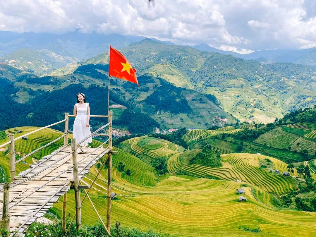 Buổi chiều, cung đường Lao Chải – La Pán Tẩn – Khau Phạ tiếp tục mở ra những khung cảnh vàng óng, kết thúc ngày tại bản Ít Thái trong homestay giản dị nhưng ấm cúng. Ảnh Thẩm Ngọc Nguyễn