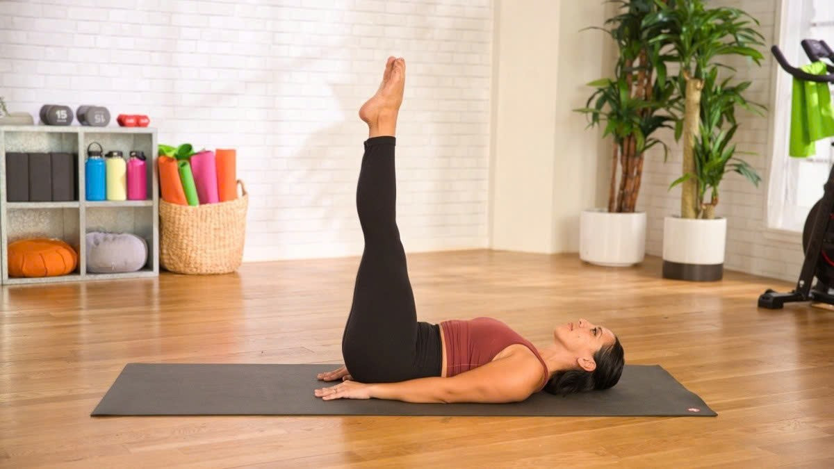 Mỡ bụng dưới là vùng khó giảm nhất, đặc biệt với nữ giới và leg raise là bài tập tác động trực tiếp vào khu vực này. Khi nâng và hạ chân, cơ bụng dưới phải hoạt động liên tục để giữ ổn định phần thân dưới. Ảnh minh hoạ