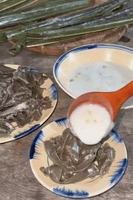 Hỗn hợp ấy được gói trong lá chuối, buộc chặt rồi đem hấp. Khi chín, bánh dậy mùi thơm ngọt ngào, tỏa ra hương vị rất đặc trưng. Ảnh duonglamtutu