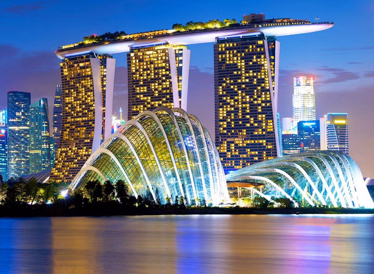 Ban ngày khám phá Gardens by the Bay, Marina Bay Sands; buổi tối thưởng thức ẩm thực đường phố tại khu hawker, hay tham gia tour đi bộ quanh Chinatown, Kampong Glam và Little India. Ảnh Vietravel