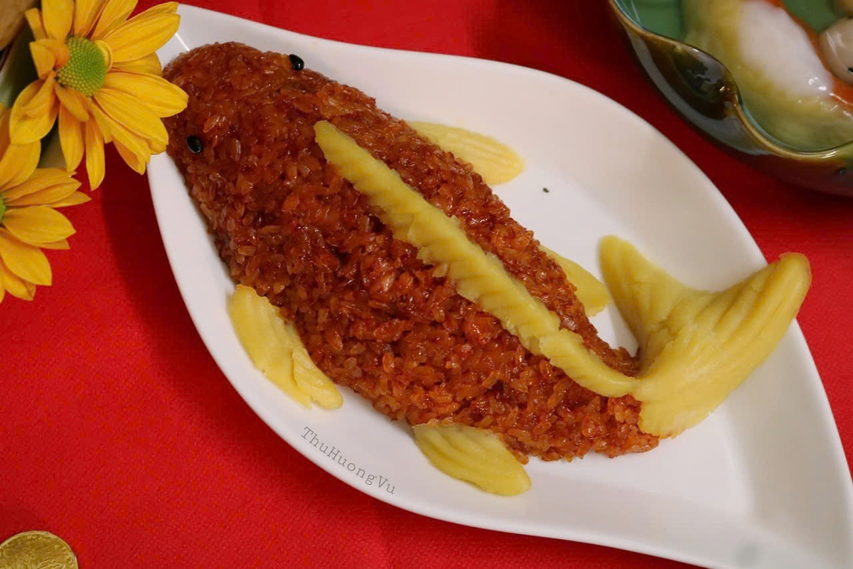 Một bí quyết giúp xôi dẻo ngon hơn là đồ xôi hai lần. Lần đầu hấp khoảng 30 phút, sau đó trộn thêm mỡ gà cho hạt xôi bóng mịn, rồi tiếp tục đồ thêm 10–15 phút là đạt. Khi xôi chín, có thể nêm nửa thìa đường nếu thích vị ngọt hoặc nửa thìa muối để xôi đậm đà hơn. Ảnh minh họa