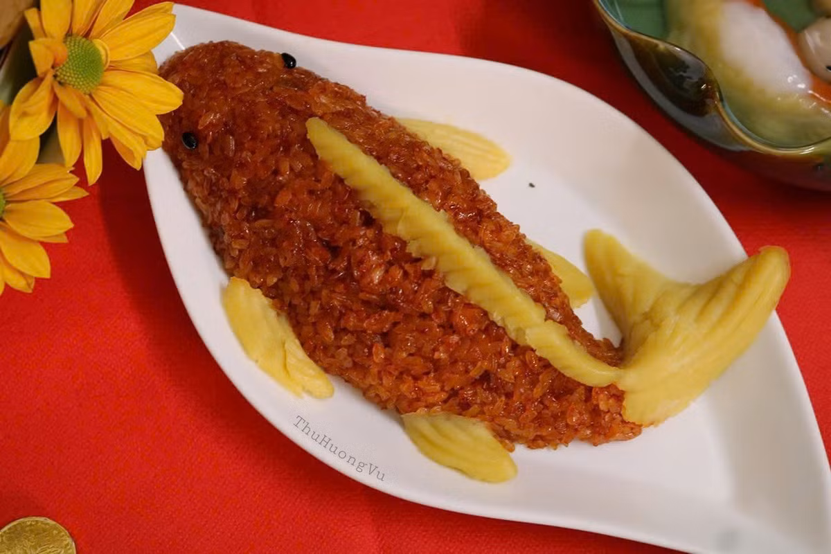 Một bí quyết giúp xôi dẻo ngon hơn là đồ xôi hai lần. Lần đầu hấp khoảng 30 phút, sau đó trộn thêm mỡ gà cho hạt xôi bóng mịn, rồi tiếp tục đồ thêm 10–15 phút là đạt. Khi xôi chín, có thể nêm nửa thìa đường nếu thích vị ngọt hoặc nửa thìa muối để xôi đậm đà hơn. Ảnh minh họa