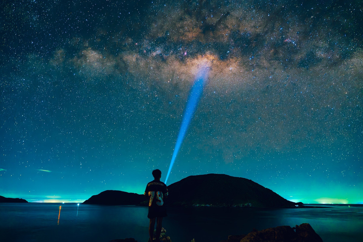 Trong khoảnh khắc ấy khi mọi âm thanh dường như lắng lại, chỉ còn tiếng sóng và trời sao du khách sẽ cảm thấy mình thật nhỏ bé nhưng cũng thật tự do giữa vũ trụ bao la. Ảnh Diễm Phi