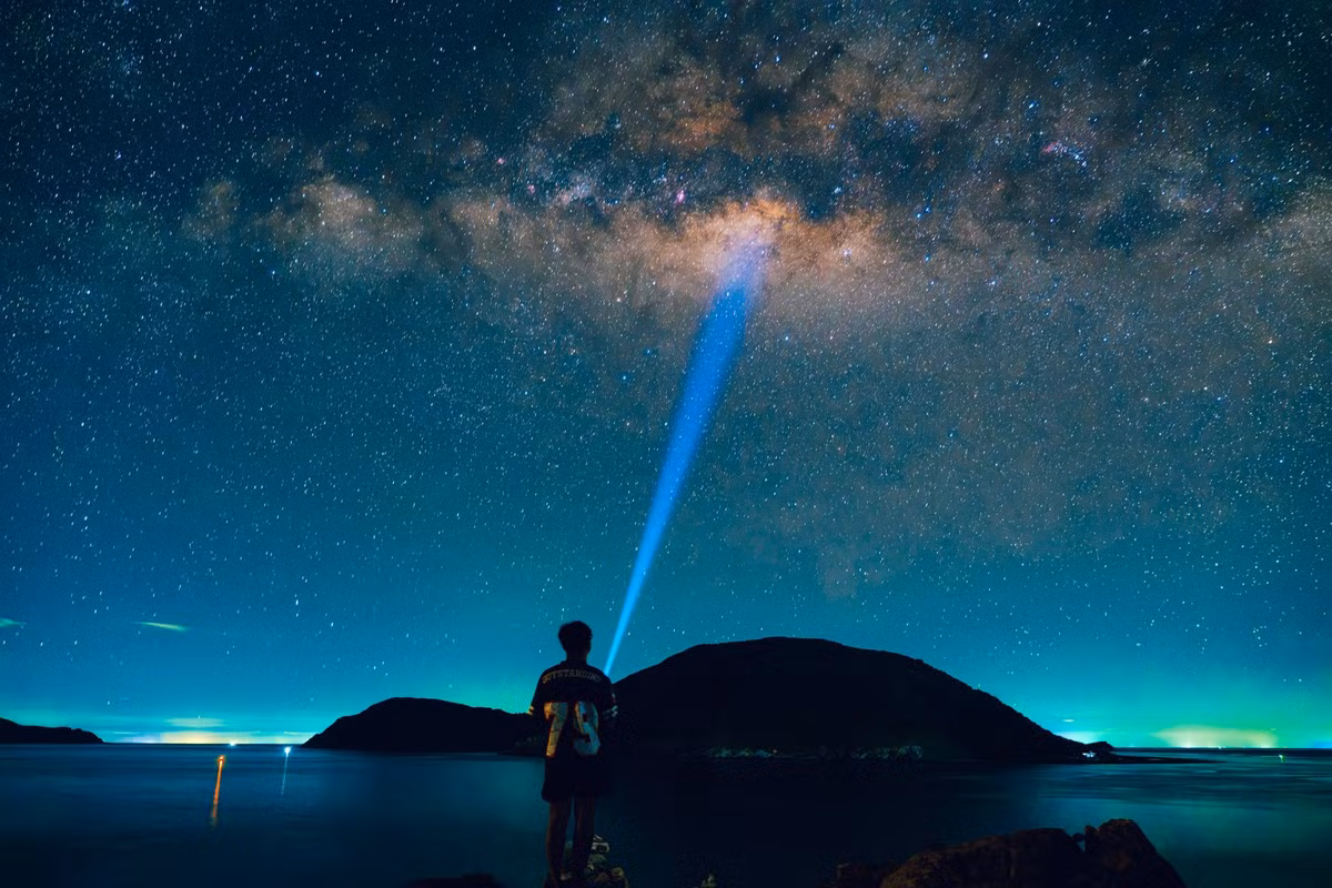 Trong khoảnh khắc ấy khi mọi âm thanh dường như lắng lại, chỉ còn tiếng sóng và trời sao du khách sẽ cảm thấy mình thật nhỏ bé nhưng cũng thật tự do giữa vũ trụ bao la. Ảnh Diễm Phi