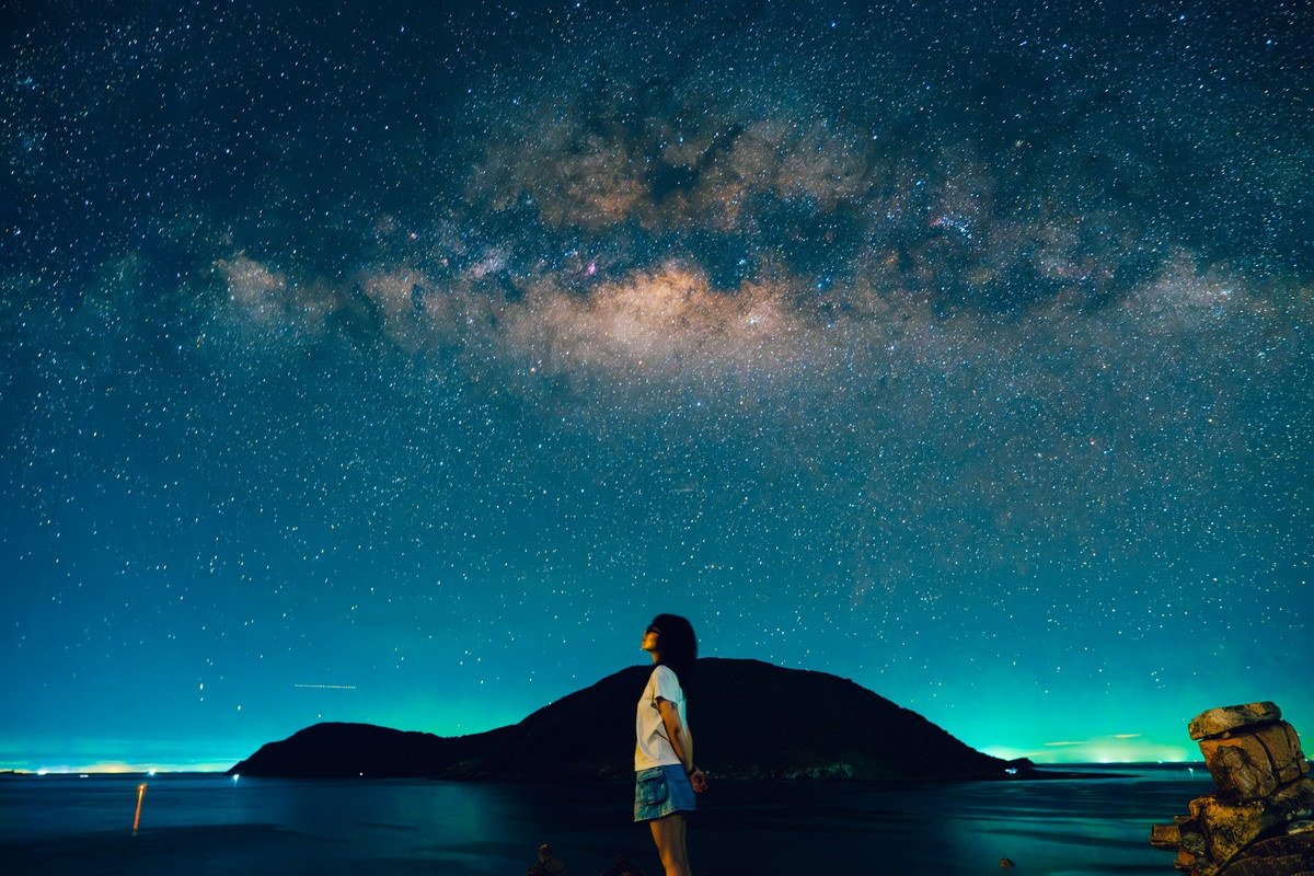 Nếu du khách là người yêu nhiếp ảnh, chỉ cần một chiếc máy ảnh có chế độ phơi sáng, chân máy và một chút kỹ năng căn chỉnh là có thể mang về những khung hình kỳ ảo. Nhưng nếu du khách chỉ đơn giản là người muốn tìm một không gian để nghỉ ngơi và lặng ngắm, thì Côn Đảo vẫn có thể cho du khách một đêm đáng nhớ giữa thiên nhiên nguyên sơ. Ảnh Diễm Phi