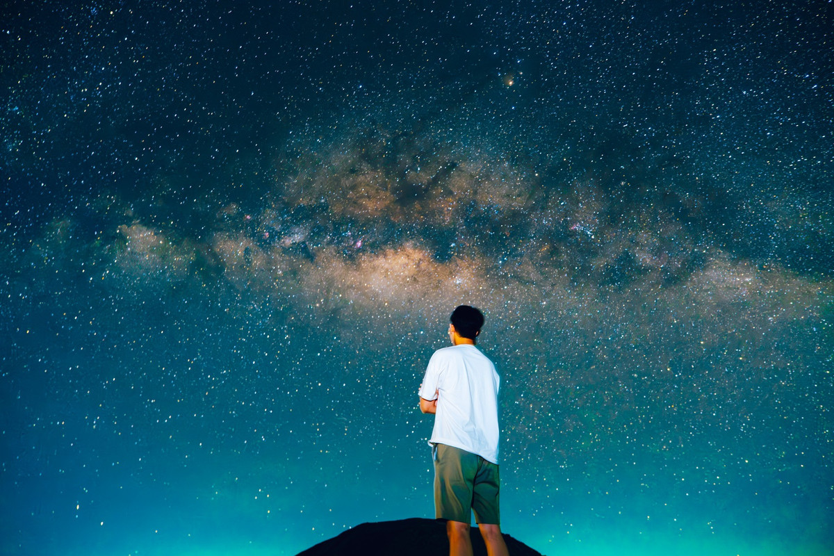 Và có lẽ, đó chính là một trong những lý do khiến nhiều người trở lại Côn Đảo không chỉ vì biển xanh, nắng vàng hay rừng già, mà còn vì những đêm ngước nhìn bầu trời – nơi Dải Ngân Hà vẫn đang lặng lẽ trôi ngang trên đỉnh đầu, đẹp đẽ và đầy mê hoặc. Ảnh Diễm Phi