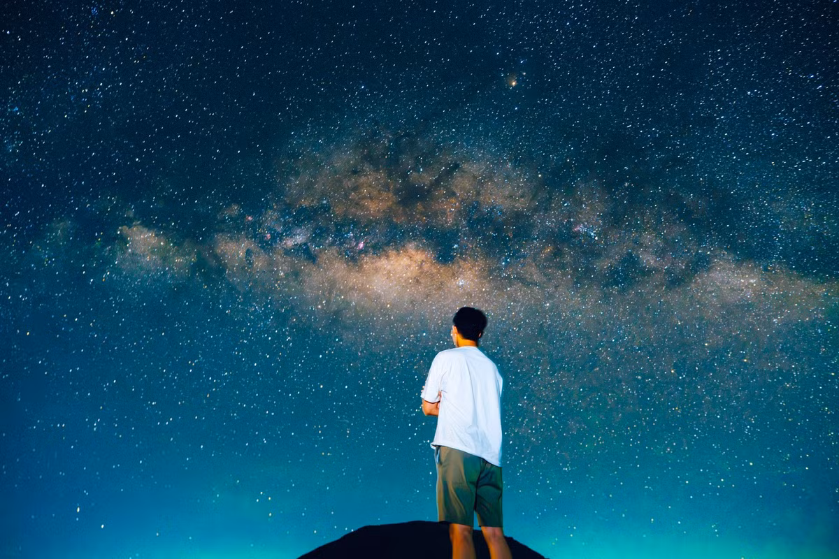 Và có lẽ, đó chính là một trong những lý do khiến nhiều người trở lại Côn Đảo không chỉ vì biển xanh, nắng vàng hay rừng già, mà còn vì những đêm ngước nhìn bầu trời – nơi Dải Ngân Hà vẫn đang lặng lẽ trôi ngang trên đỉnh đầu, đẹp đẽ và đầy mê hoặc. Ảnh Diễm Phi