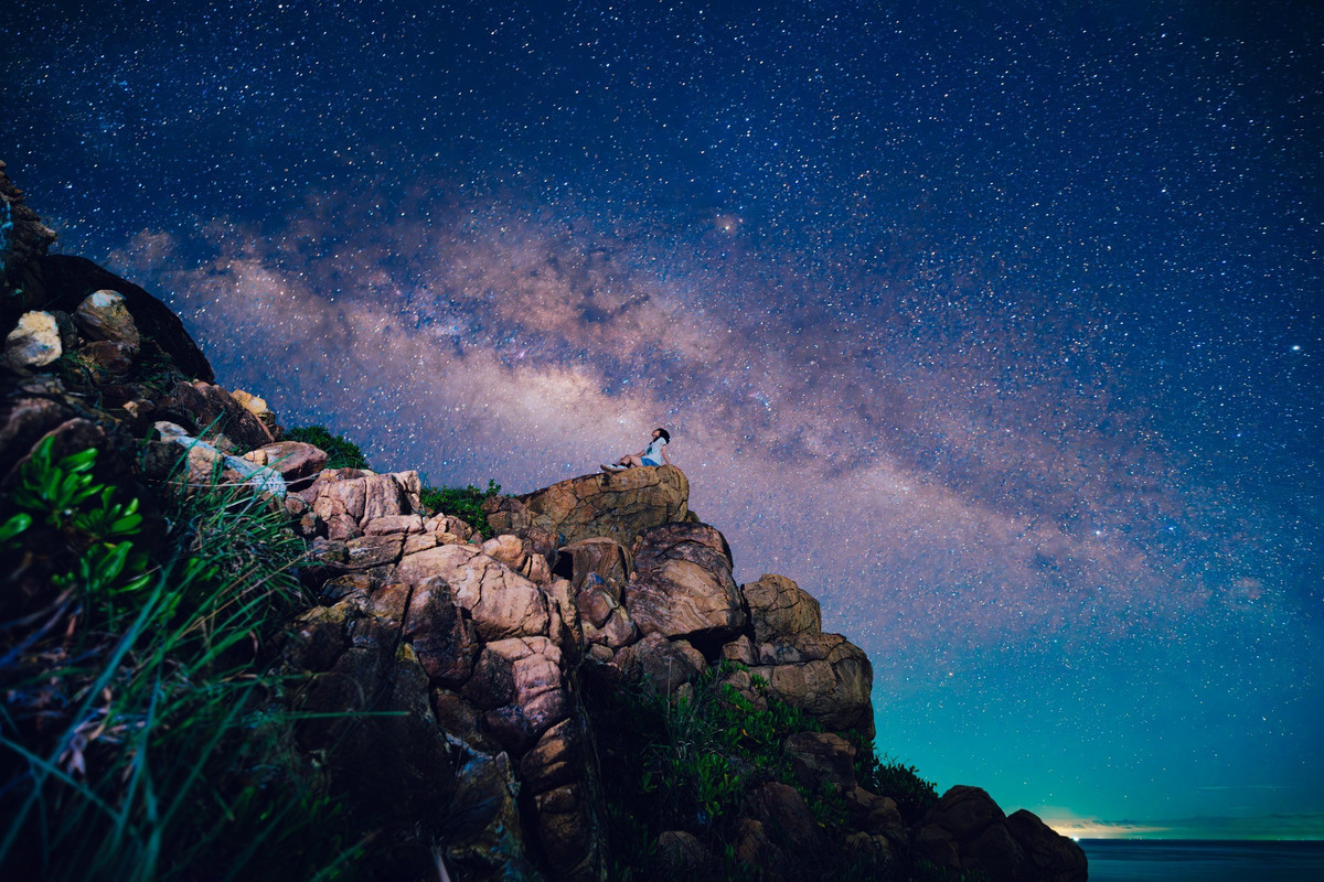 Côn Đảo sở hữu nhiều điểm lý tưởng để ngắm sao. Bãi Nhát là một trong những lựa chọn được yêu thích nhờ khoảng không rộng và ít ánh sáng nhân tạo, cho phép bạn nhìn rõ từng cụm sao. Bãi Đầm Trầu – vốn nổi tiếng bởi vẻ đẹp hoang sơ – vào ban đêm càng trở nên lãng mạn khi mặt biển phản chiếu ánh sao trời. Nếu thích một góc nhìn cao hơn, đỉnh đồi Cô Tiên sẽ cho bạn trải nghiệm ngắm Milky Way từ trên cao, nơi đất trời như giao hòa trong gió biển và hương cỏ dại. Ảnh Diễm Phi