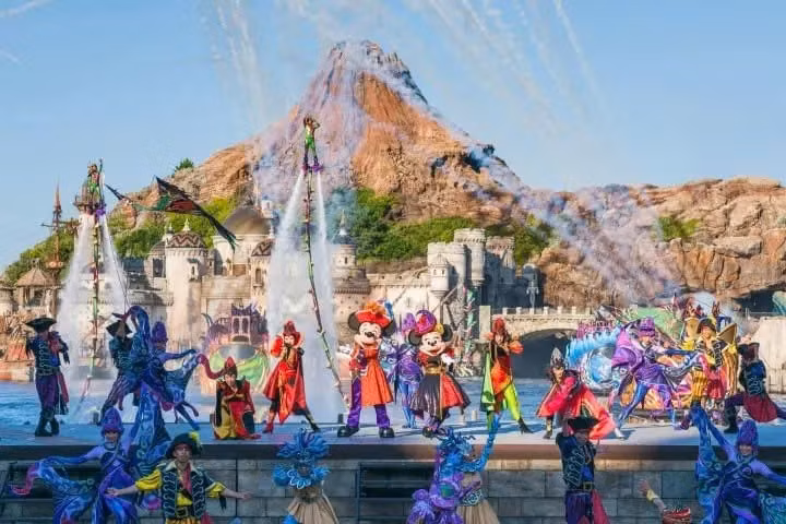 Tokyo biến Halloween thành lễ hội hóa trang sáng tạo hơn là kinh dị. Shibuya và Harajuku trở thành bữa tiệc hóa trang với trang phục từ nhân vật anime đến biểu tượng rùng rợn cổ điển. Tokyo Disneyland, DisneySea và Sanrio Puroland mang đến các cuộc diễu hành và màn biểu diễn Halloween đặc sắc, còn Moomin Valley ở ngoại ô Tokyo là lựa chọn lý tưởng cho du khách muốn tận hưởng không gian yên bình, cổ tích. Ảnh dulich