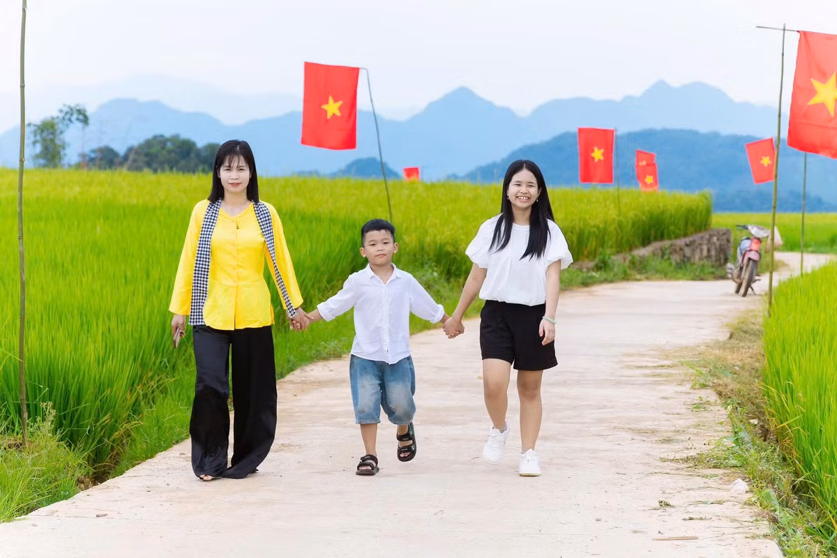 Đường đi tới bản Suối Lìn khá thuận tiện, dễ tìm, các phương tiện cá nhân như xe máy hay ô tô đều có thể vào tận nơi. Ảnh Hạnh Lê