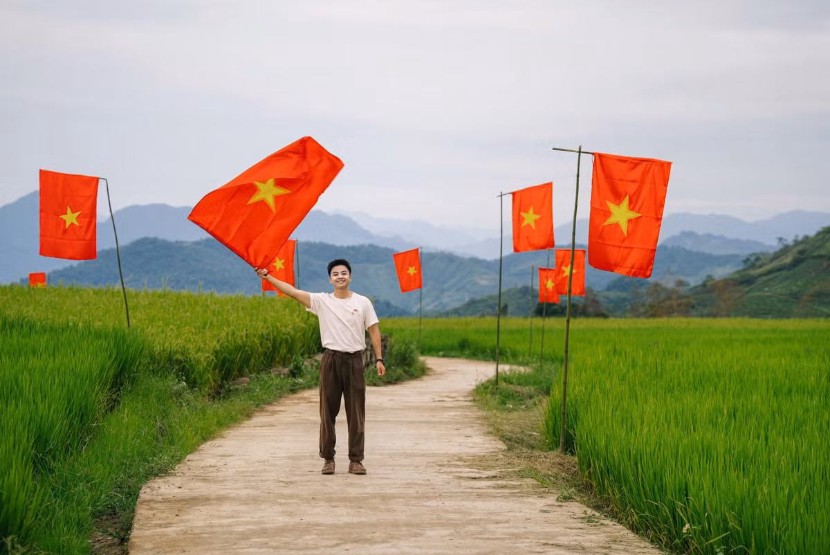 Những bức ảnh lưu giữ khoảnh khắc giữa thiên nhiên và màu cờ đỏ sao vàng sẽ là kỷ niệm khó quên, khiến mỗi chuyến đi thêm trọn vẹn. Ảnh Quang Kiên
