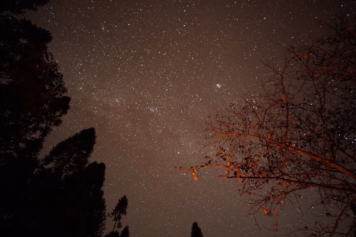 Hành trình trekking hiện nay được chia làm ba chặng. Chặng 1 từ chân núi đến lán nghỉ dài 1.600 mét, chủ yếu là đường đất và dốc đá, mất khoảng 3 tiếng. Chặng 2 từ lán nghỉ lên đỉnh núi kéo dài khoảng 4 giờ, đường hiểm trở, có những đoạn dốc cao nhưng đây là nơi lý tưởng để săn mây và ngắm những thửa ruộng bậc thang trải dài trước mắt. Chặng 3 là hành trình xuống núi, dễ đi hơn, mất khoảng 4–5 tiếng để về trung tâm thị trấn, kết thúc chuyến đi an toàn và thư giãn giữa rừng núi.