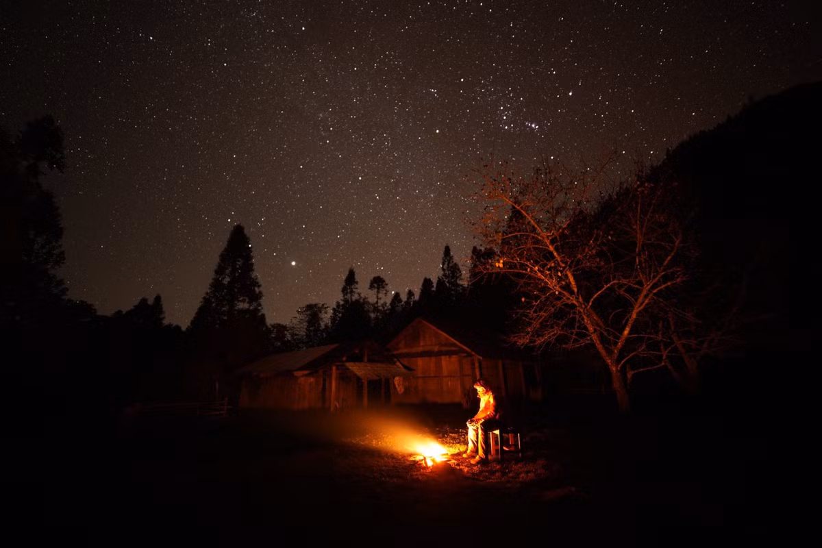 Quanh năm sương mù bao phủ, càng lên cao mây càng dày và phân tầng rõ rệt. Nhiều người ví von đường lên đỉnh như dẫn đến thiên đường, bốn bề là mây trời bồng bềnh, tạo nên khung cảnh hùng vĩ khó quên.